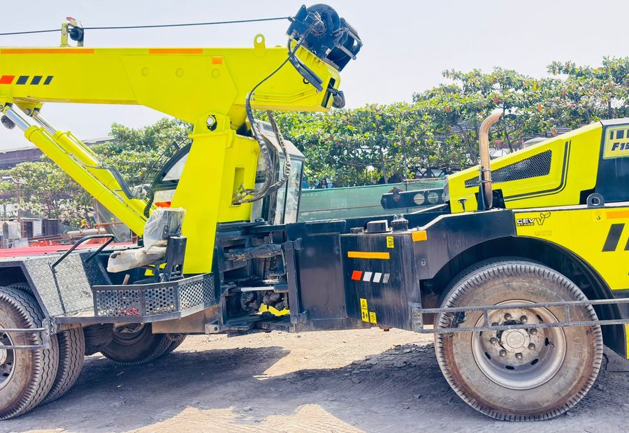 Pick and carry mobile crane for tight access material handling in a Gujarat industrial estate